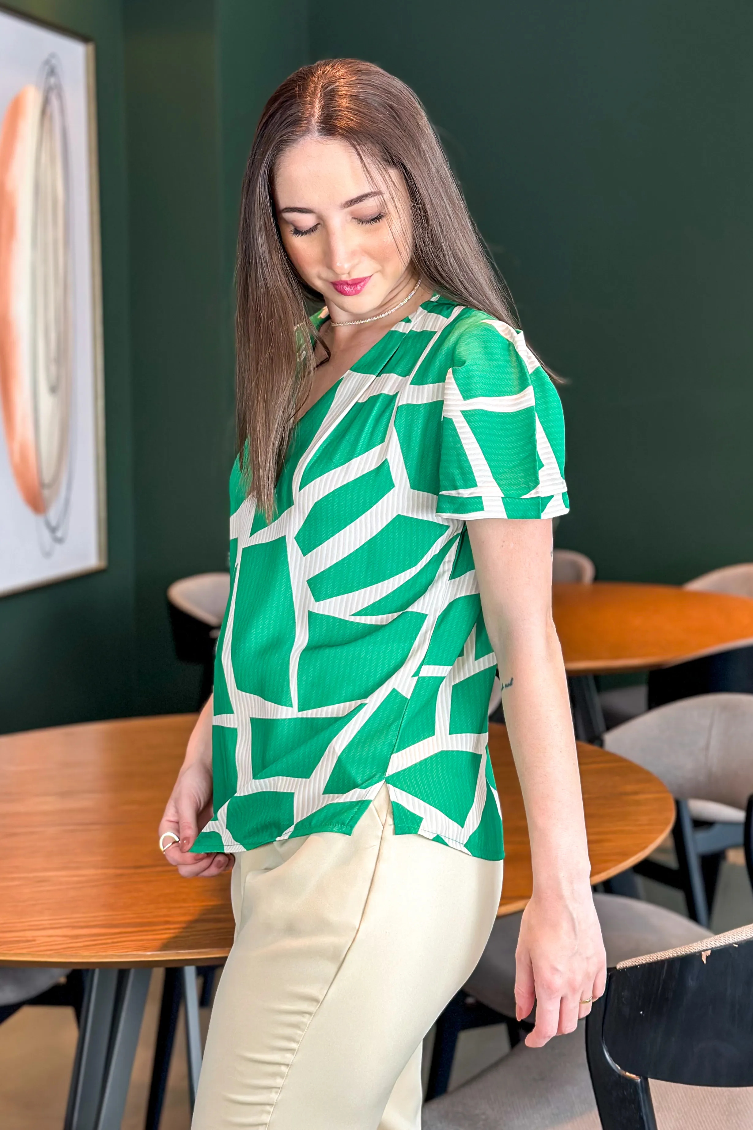 Blusa Manga Curta Decote "V" Paloma Geométrica Verde