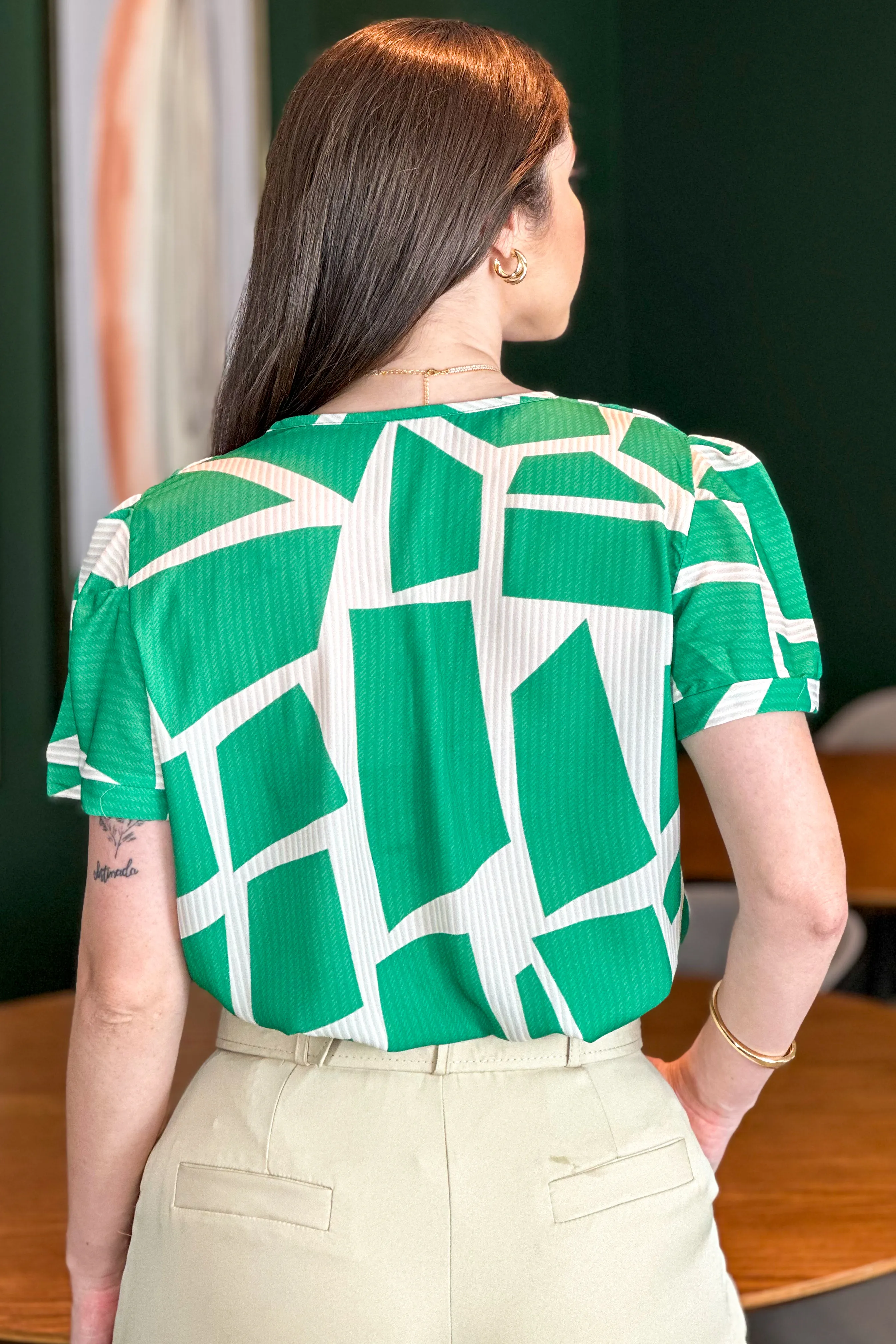 Blusa Manga Curta Decote "V" Paloma Geométrica Verde