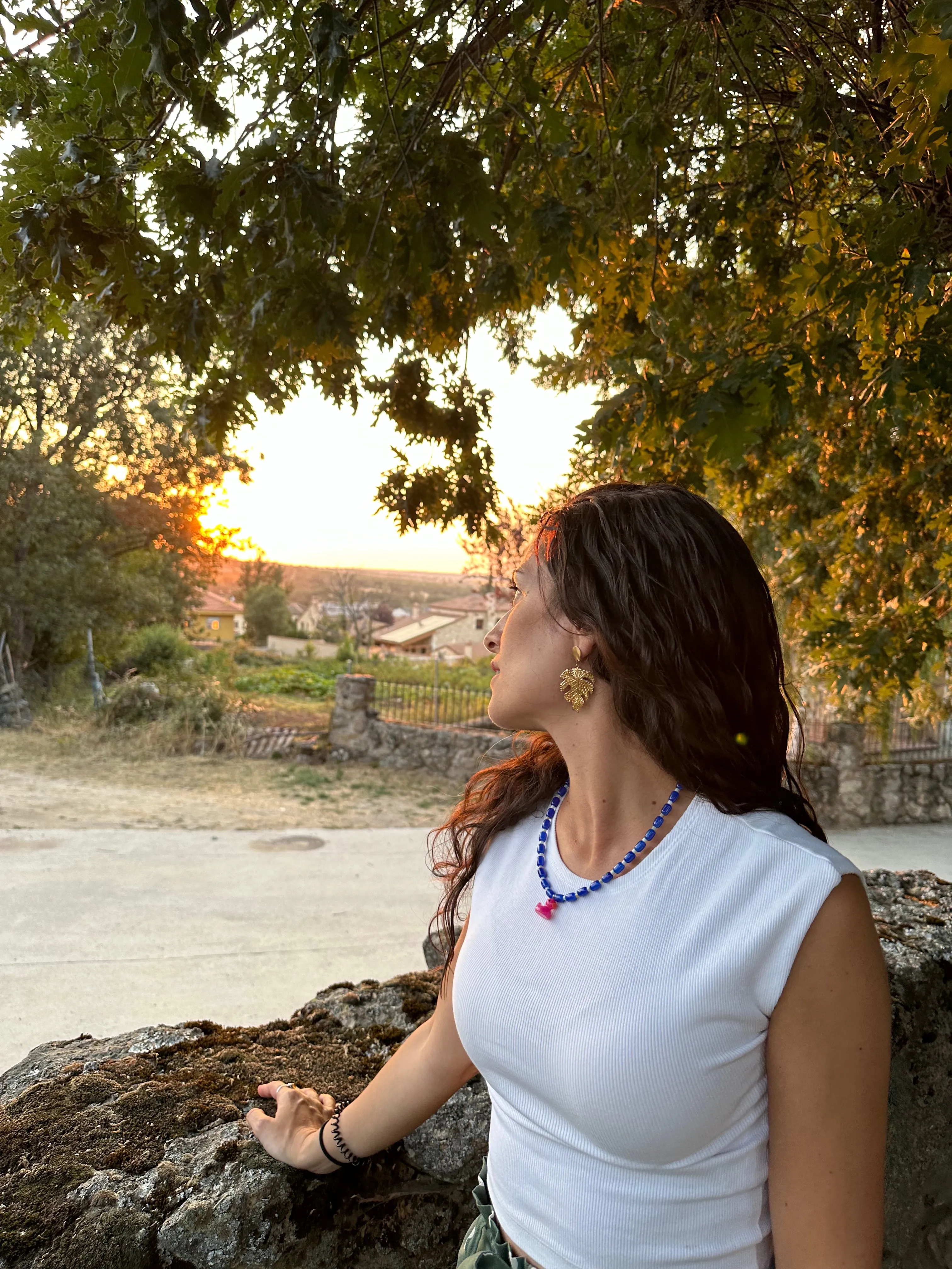 Collar con cerámica azul, piedra agata de árbol y patito rosa