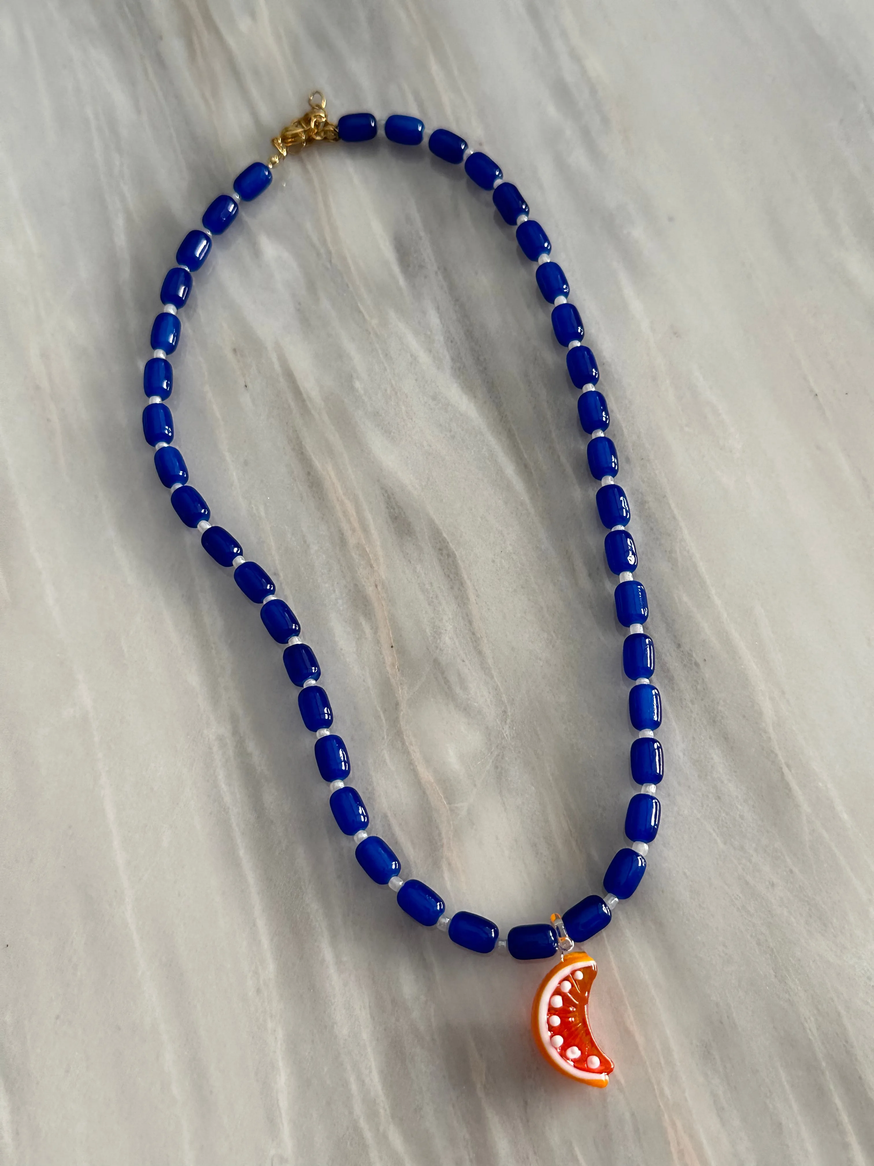 Collar con cerámica azul y naranja de cristal de murano