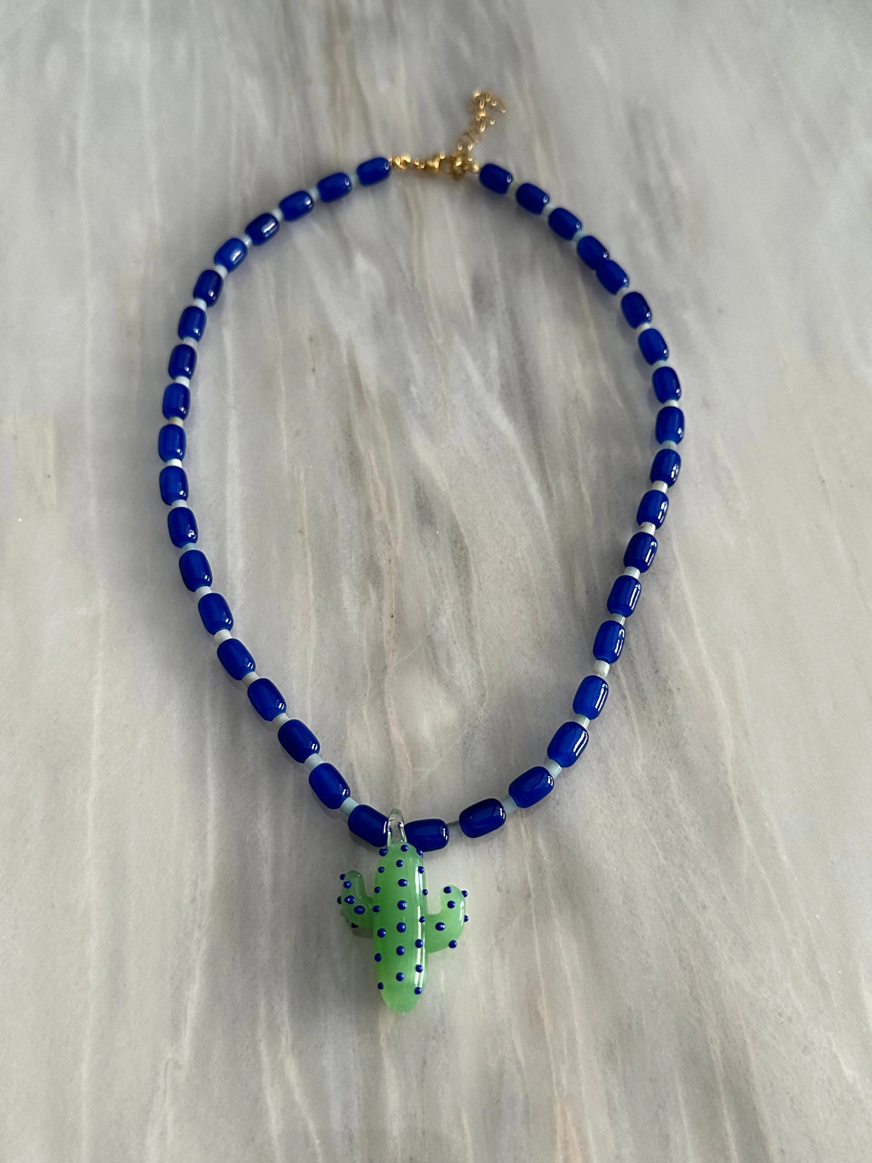 Collar de cerámica azul y piedra Agata de arbol con cactus de cristal