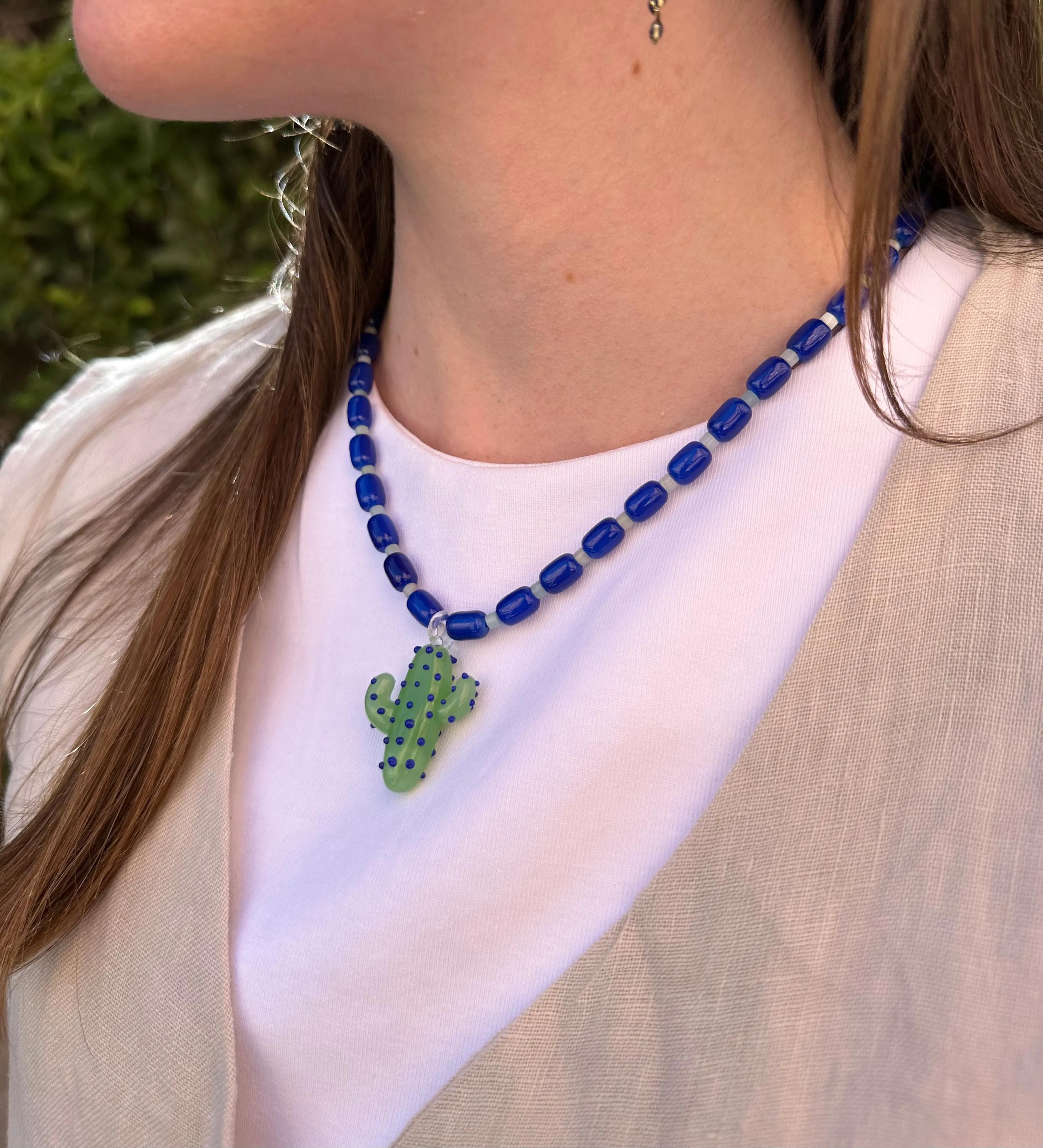 Collar de cerámica azul y piedra Agata de arbol con cactus de cristal