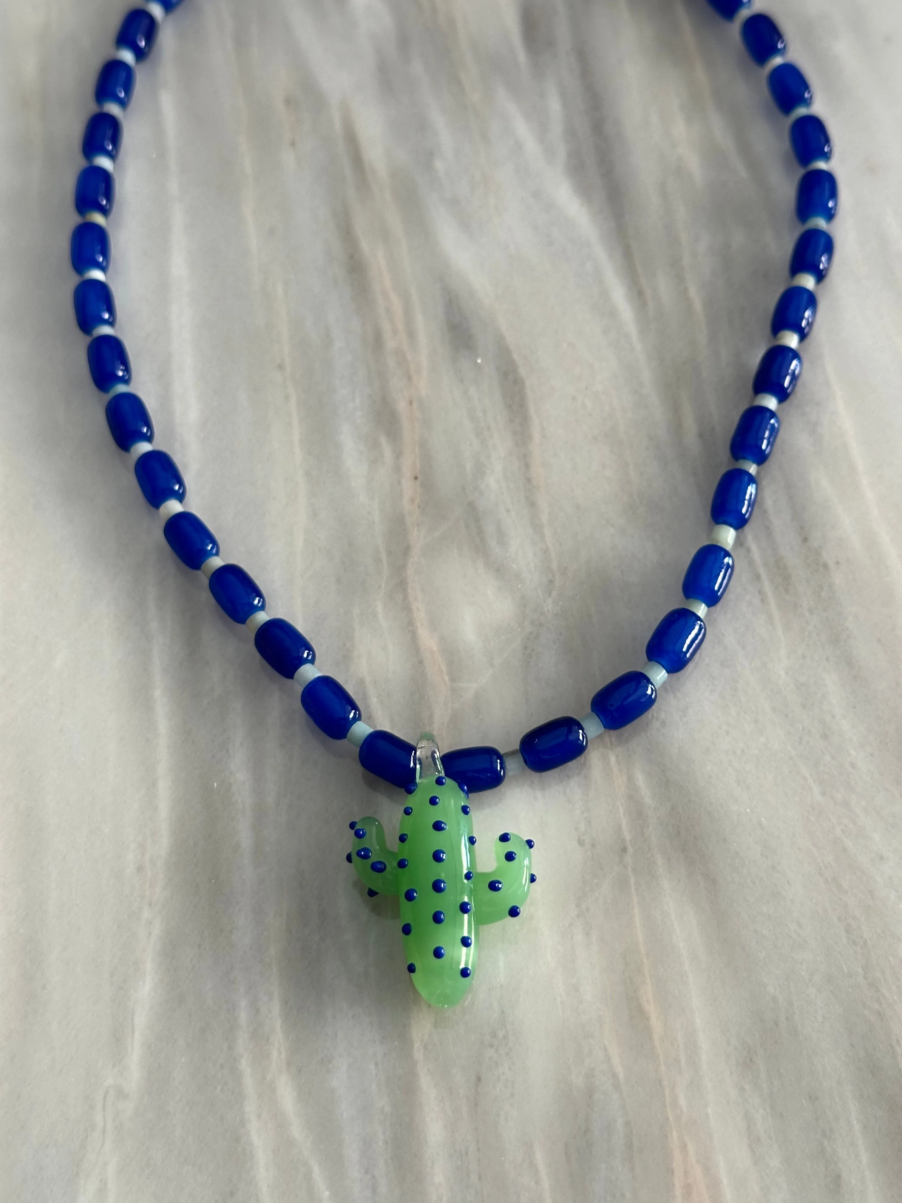 Collar de cerámica azul y piedra Agata de arbol con cactus de cristal