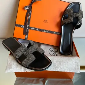 Rasteira Hermès Oran em Couro Preto Shine